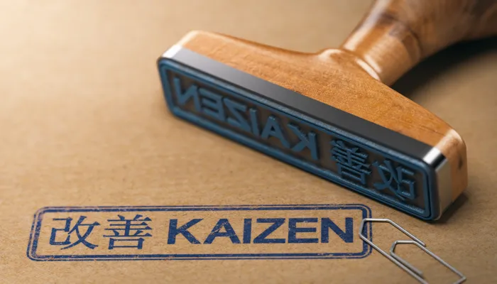 Holzstempel, um das japanische Wort Kaizen zu stempeln