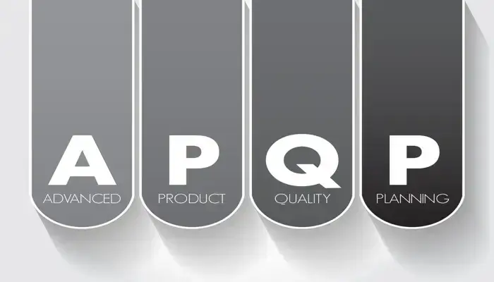 Graue vertikale Banner mit weißen Buchstaben "APQP", die für "Advanced Product Quality Planning" bzw. den APQP Prozess stehen.