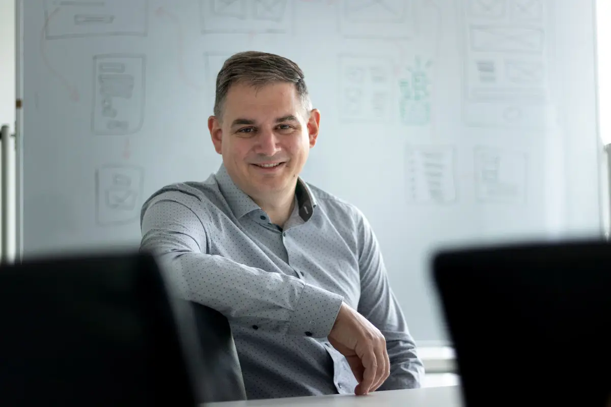 The foto of the fowdit founder Arne Reis, sitting in fron of a whiteboard