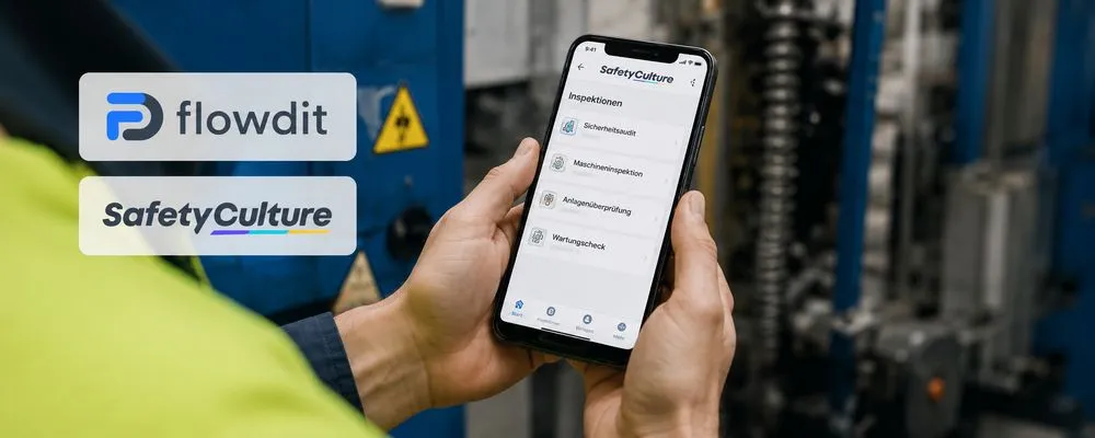 Mitarbeiter hält ein Smartphone mit SafetyCulture App vor einer Produktionsmaschine, links stehen die Logos von flowdit und SafetyCulture für den Vergleich SafetyCulture Alternative und flowdit versus SafetyCulture